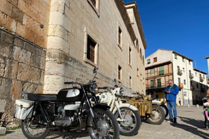 La Vuelta a Soria celebra su cuarta edición con El Burgo de Osma como 'sede' y los mejores ejemplares de motos clásicas.