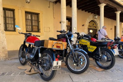 La Vuelta a Soria celebra su cuarta edición con El Burgo de Osma como 'sede' y los mejores ejemplares de motos clásicas.