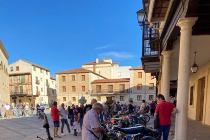 La Vuelta a Soria celebra su cuarta edición con El Burgo de Osma como 'sede' y los mejores ejemplares de motos clásicas.