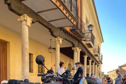 La Vuelta a Soria celebra su cuarta edición con El Burgo de Osma como 'sede' y los mejores ejemplares de motos clásicas.