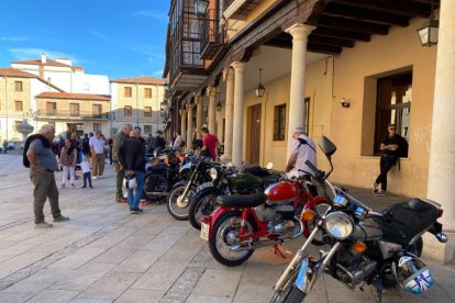 La Vuelta a Soria celebra su cuarta edición con El Burgo de Osma como 'sede' y los mejores ejemplares de motos clásicas.