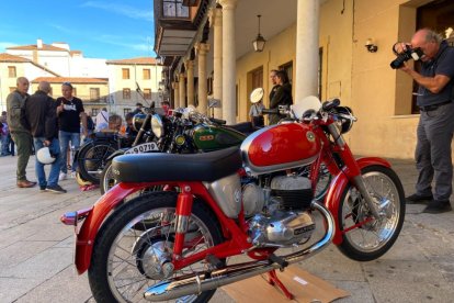 La Vuelta a Soria celebra su cuarta edición con El Burgo de Osma como 'sede' y los mejores ejemplares de motos clásicas.