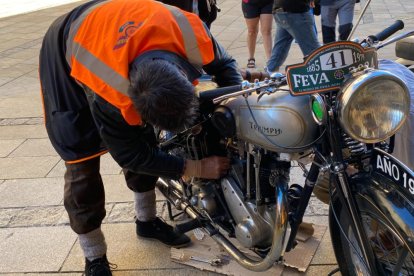 La Vuelta a Soria celebra su cuarta edición con El Burgo de Osma como 'sede' y los mejores ejemplares de motos clásicas.