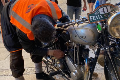 La Vuelta a Soria celebra su cuarta edición con El Burgo de Osma como 'sede' y los mejores ejemplares de motos clásicas.