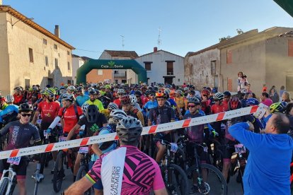 Imagen de la salida de la Marcha en BTT de Pozalmuro que congregó a casi 300 participantes.