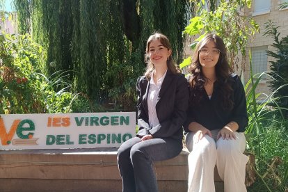 Lucía Muñoz Mayor y Chiara Cinalli Vázquez posan en el IES Virgen del Espino, único clasificado de Castilla y León.