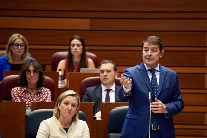 El presidente Alfonso Fernández Mañueco durante una intervención en el Pleno.