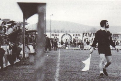 Imagen del un partido del Numancia en San Juan con los aficionados muy cerca del asistente de línea.