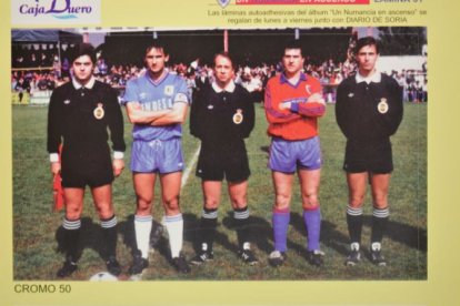 El capitán numantino Peloncho junto al trío arbitral y el capitán del Endesa de Ponferrada en los prolegómenos del partido que daba el ascenso rojillo a Segunda B en 1989.