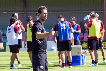 Aitor calle en un entrenamiento al frente del Numancia en la Ciudad Deportiva.