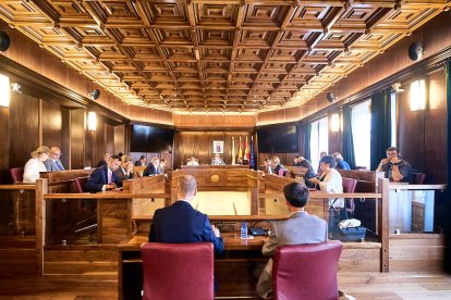 Panorámica del salón de Plenos del Ayuntamiento de Soria durante la sesión.