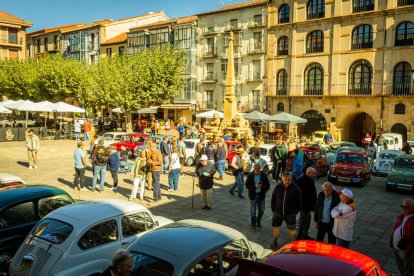 La Plaza Mayor llena de amantes del mítico seiscientos