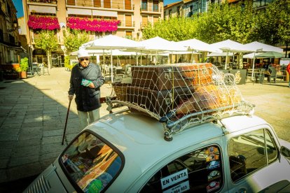 La Plaza Mayor llena de amantes del mítico seiscientos