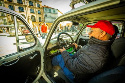 La Plaza Mayor llena de amantes del mítico seiscientos