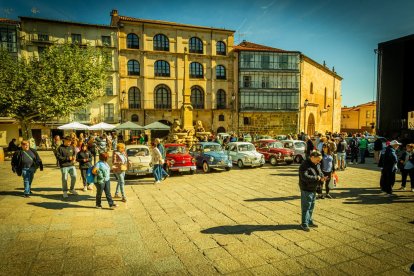 La Plaza Mayor llena de amantes del mítico seiscientos