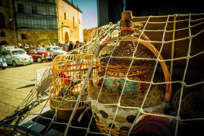 La Plaza Mayor llena de amantes del mítico seiscientos