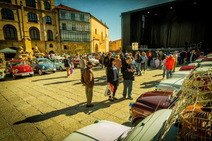 La Plaza Mayor llena de amantes del mítico seiscientos