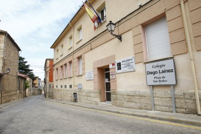 El colegio Diego Laínez en la plaza de San Pedro de Almazán.