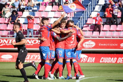 Los jugadores del Numancia celebran el primer gol ante el Pontevedra logrado por Dieste.