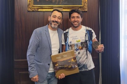 Javier Muñoz y Alejandro Samper posan en el Ayuntamiento de Soria.