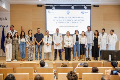 Foto de familia de los nuevos médicos junto a las autoridades sanitarias y políticas tras el acto celebrado ayer en el Hospital.