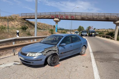 Imagen del vehículo siniestrado tras el choque con una moto.