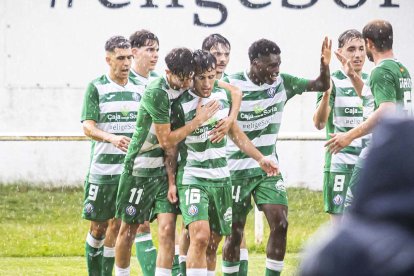 El San José celebra uno de sus goles en el derbi.