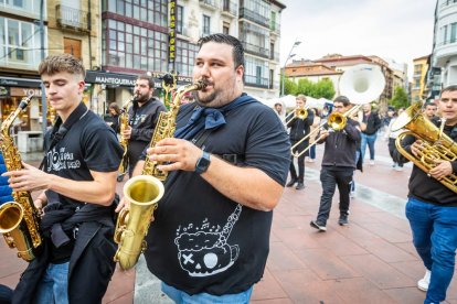 La charanga llenó el centro de Soria de música y fiesta