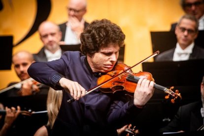 Hadelich durante el concierto con la Oscyl este sábado.