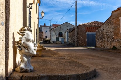 Una de las esculturas del proyecto 'Caradura' de Ana Sánchez en Castejón del Campo.