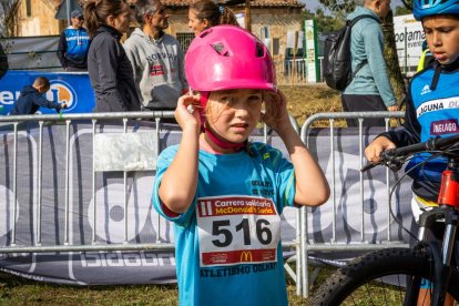 Los jóvenes atletas en las pruebas de bici y carrera