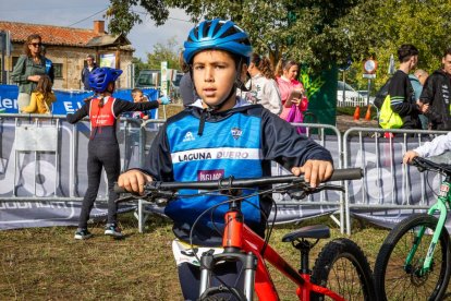 Los jóvenes atletas en las pruebas de bici y carrera