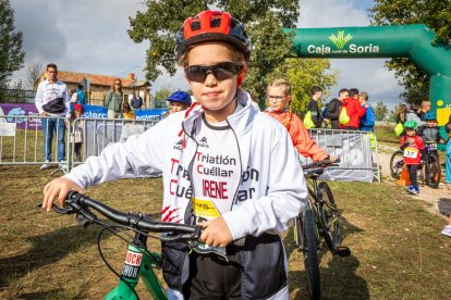 Los jóvenes atletas en las pruebas de bici y carrera