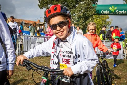 Los jóvenes atletas en las pruebas de bici y carrera