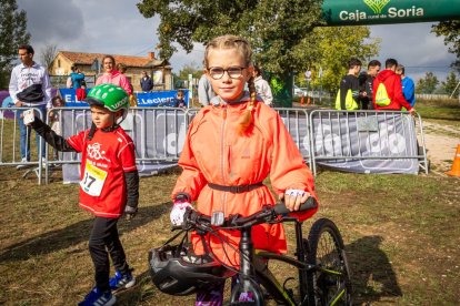 Los jóvenes atletas en las pruebas de bici y carrera