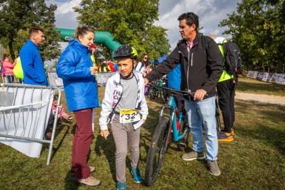 Los jóvenes atletas en las pruebas de bici y carrera