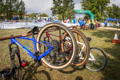 Los jóvenes atletas en las pruebas de bici y carrera