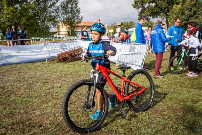 Los jóvenes atletas en las pruebas de bici y carrera