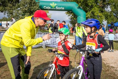 Los jóvenes atletas en las pruebas de bici y carrera