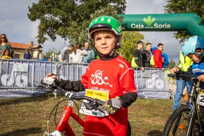 Los jóvenes atletas en las pruebas de bici y carrera