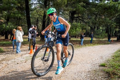 Los jóvenes atletas en las pruebas de bici y carrera