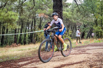 Los jóvenes atletas en las pruebas de bici y carrera