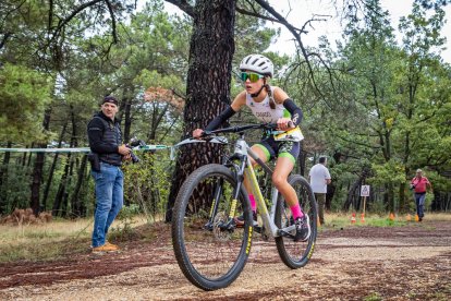 Los jóvenes atletas en las pruebas de bici y carrera