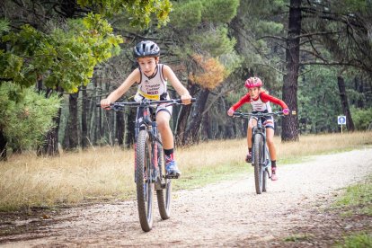 Los jóvenes atletas en las pruebas de bici y carrera