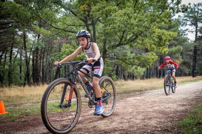 Los jóvenes atletas en las pruebas de bici y carrera