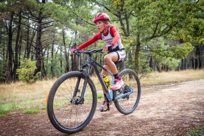 Los jóvenes atletas en las pruebas de bici y carrera