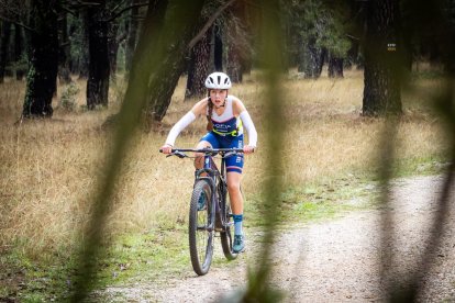 Los jóvenes atletas en las pruebas de bici y carrera