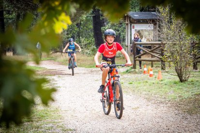 Los jóvenes atletas en las pruebas de bici y carrera