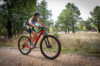 Los jóvenes atletas en las pruebas de bici y carrera