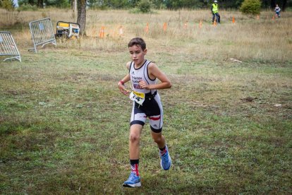 Los jóvenes atletas en las pruebas de bici y carrera